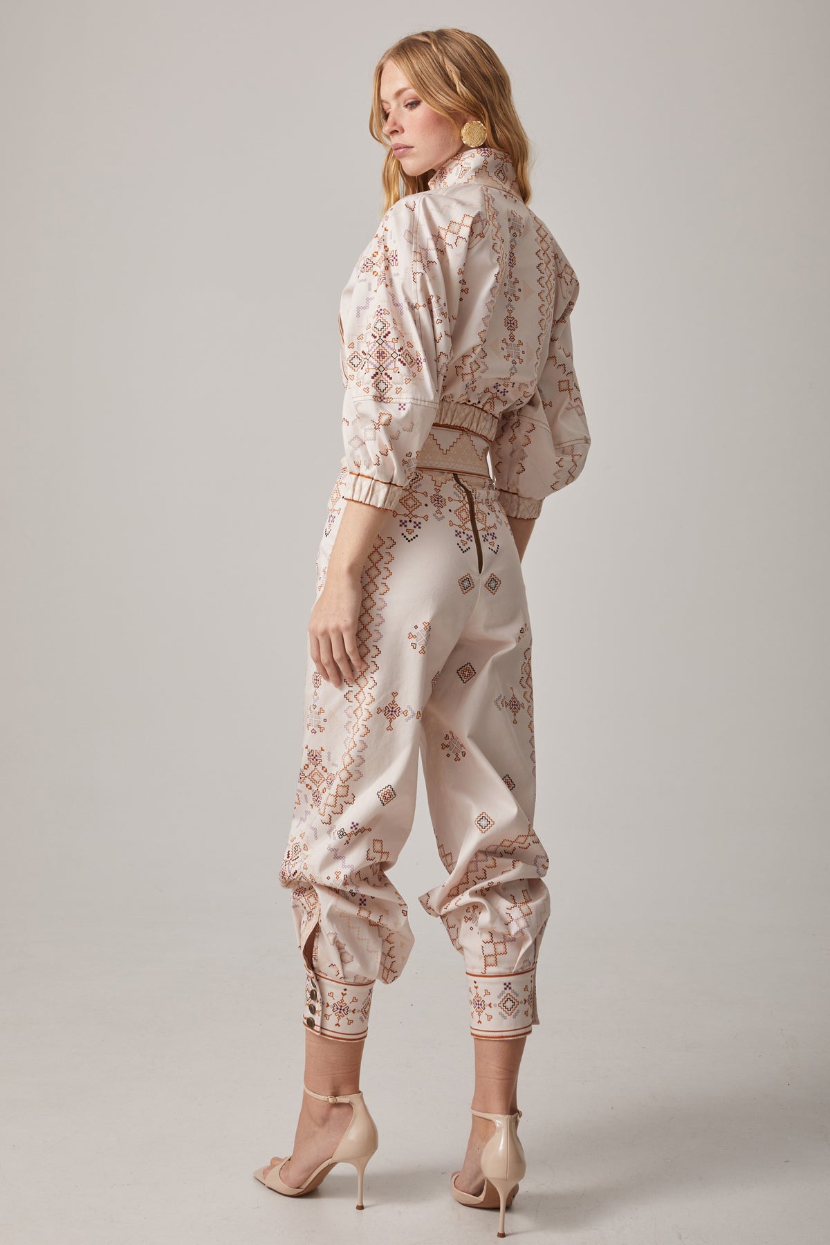PANTALON CON PUÑO ESTAMPADO PUNTO DE CRUZ