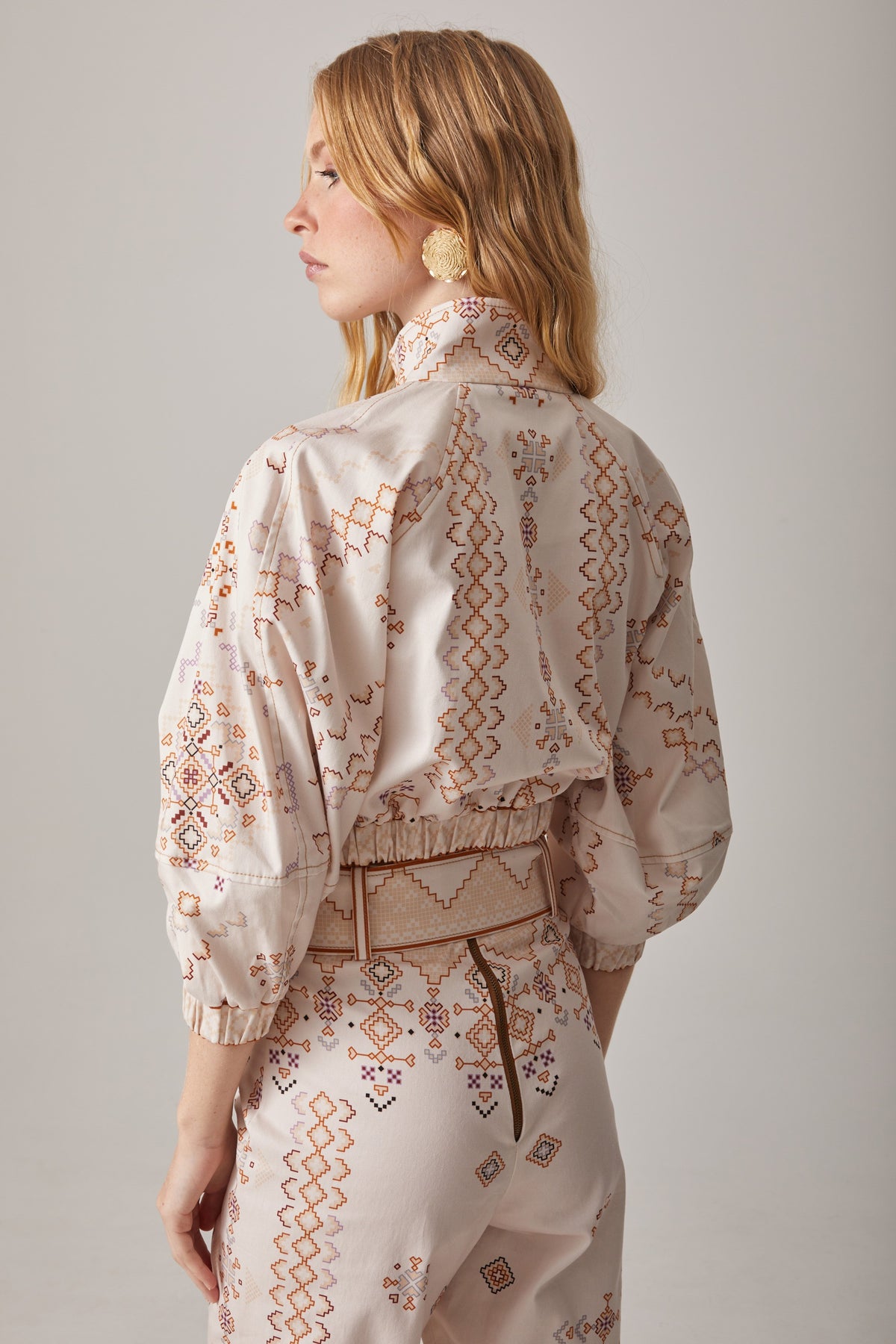 PANTALON CON PUÑO ESTAMPADO PUNTO DE CRUZ