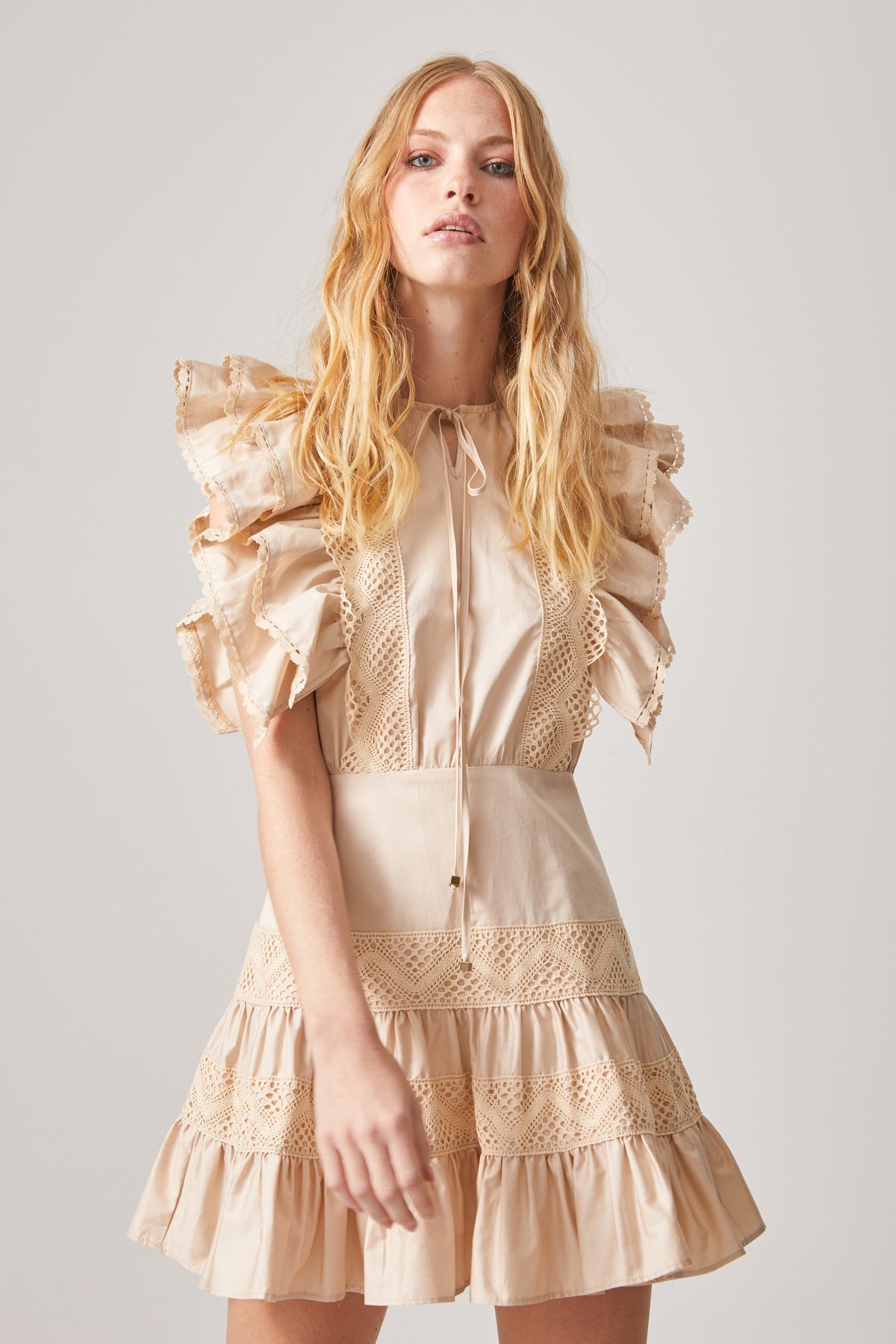 VESTIDO ROMANTICO BEIGE VOLANTES Y PUNTILLAS