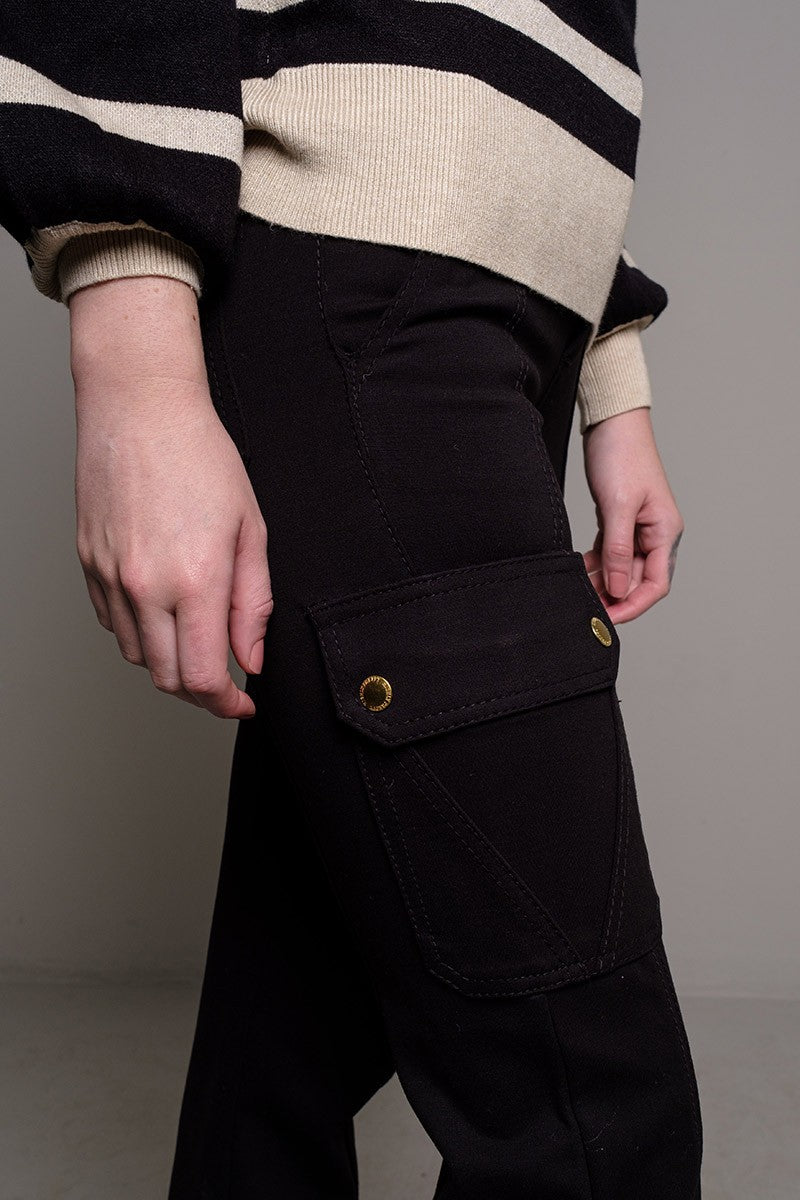 PANTALÓN BOLSILLOS LATERALES NEGRO