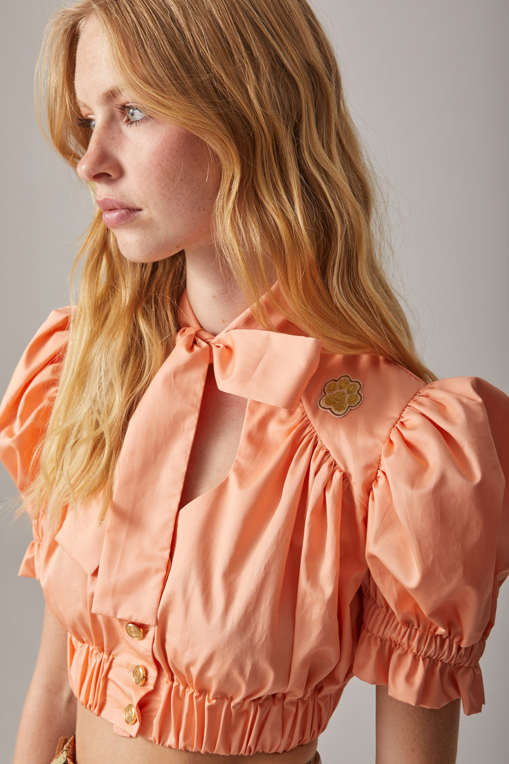 CAMISA DE ALGODÓN CON LAZO COLOR SALMON