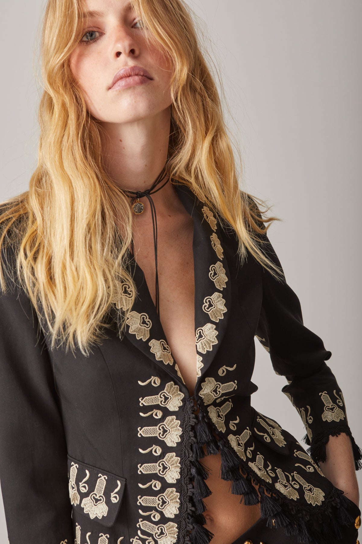 CHAQUETA JOYA NEGRA BORDADA CON BORLAS