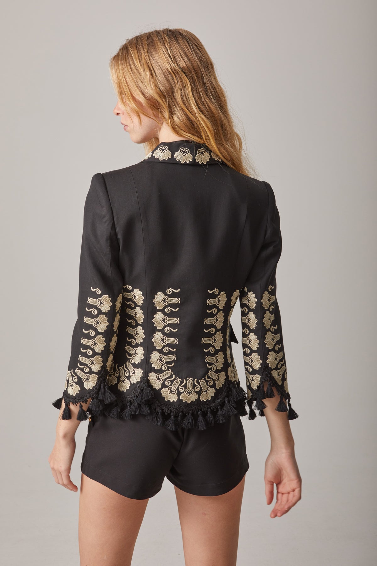 CHAQUETA JOYA NEGRA BORDADA CON BORLAS