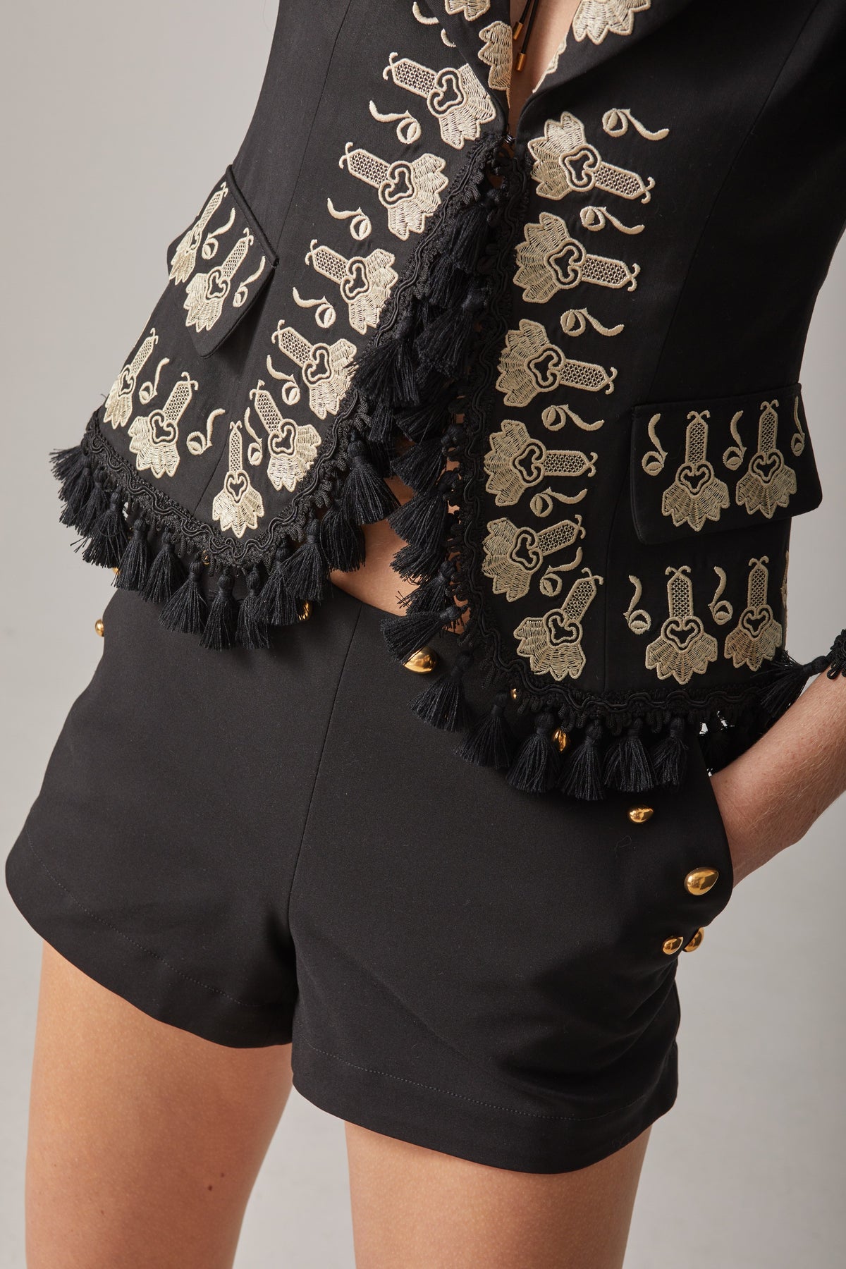 SHORT NEGRO CON TACHAS