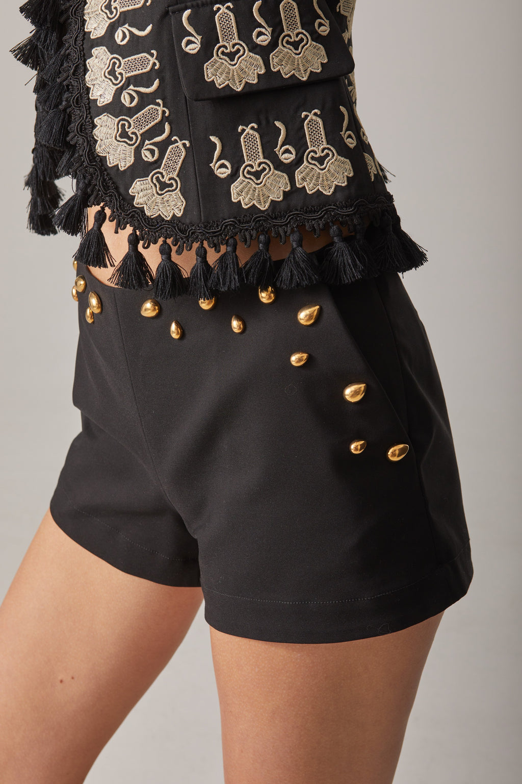 SHORT NEGRO CON TACHAS