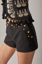 SHORT NEGRO CON TACHAS