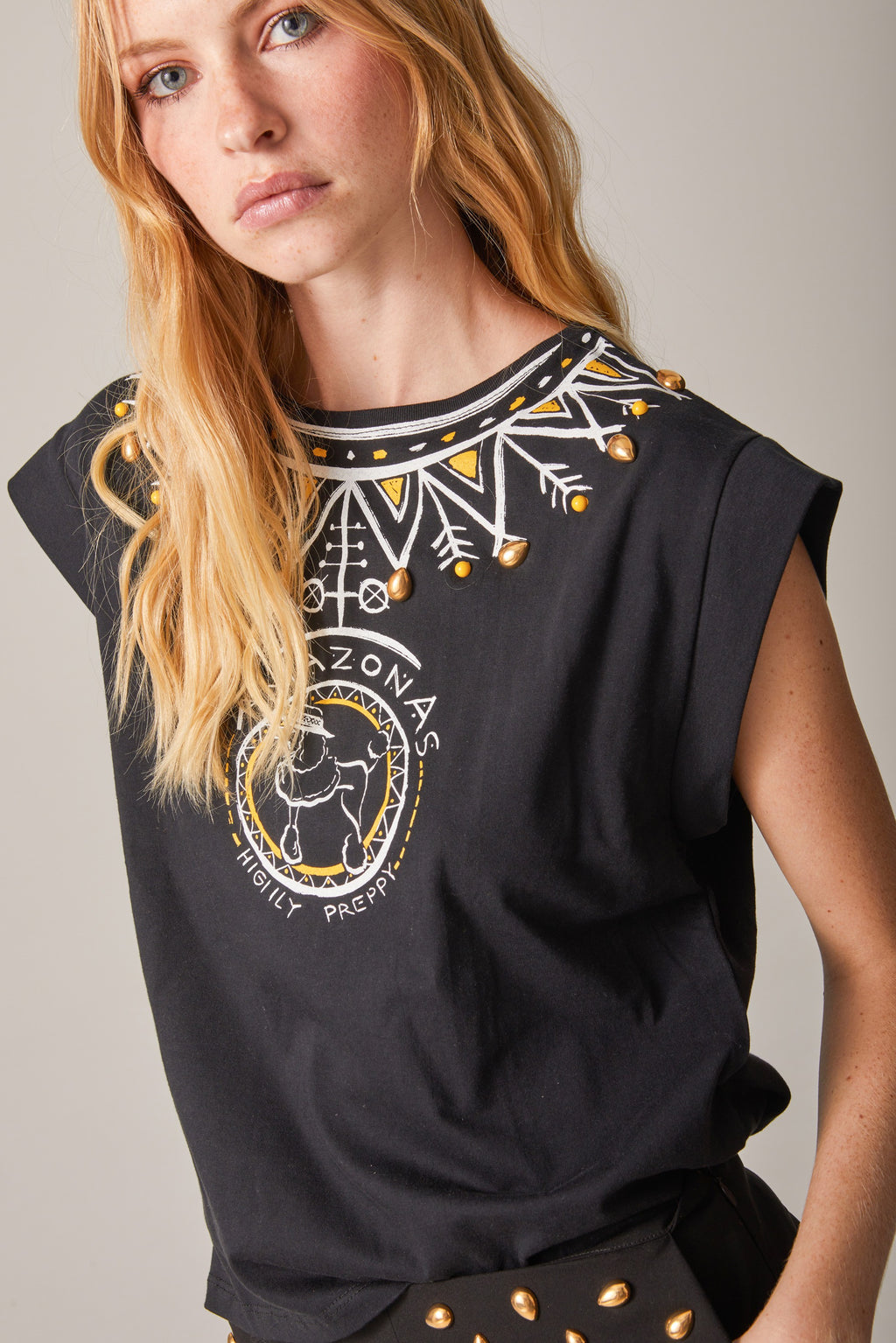 CAMISETA ESTAMPADO COLLAR CON TACHAS NEGRA