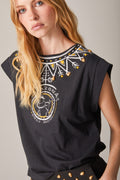 CAMISETA ESTAMPADO COLLAR CON TACHAS NEGRA