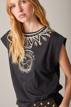 CAMISETA ESTAMPADO COLLAR CON TACHAS NEGRA