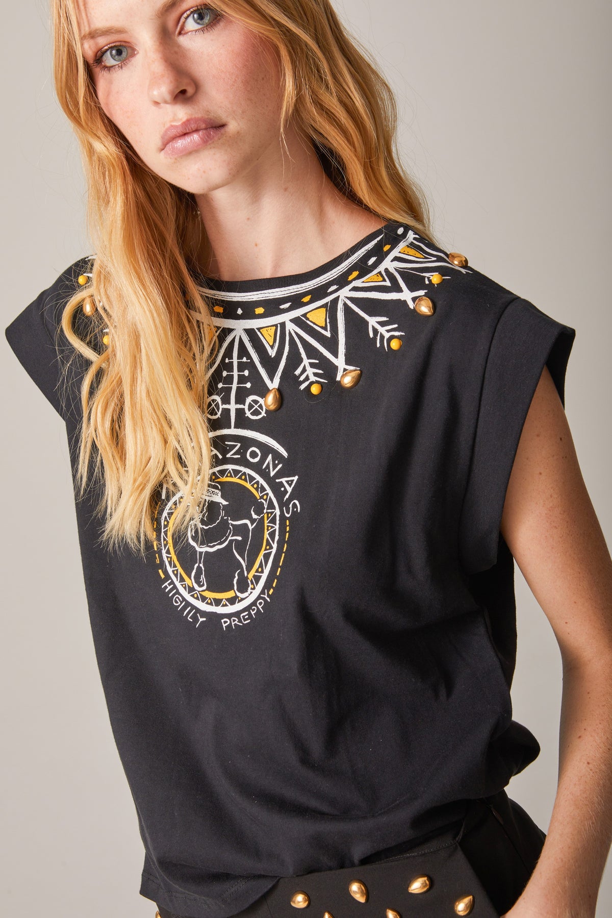 CAMISETA ESTAMPADO COLLAR CON TACHAS NEGRA
