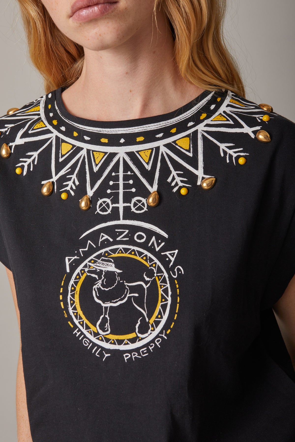 CAMISETA ESTAMPADO COLLAR CON TACHAS NEGRA