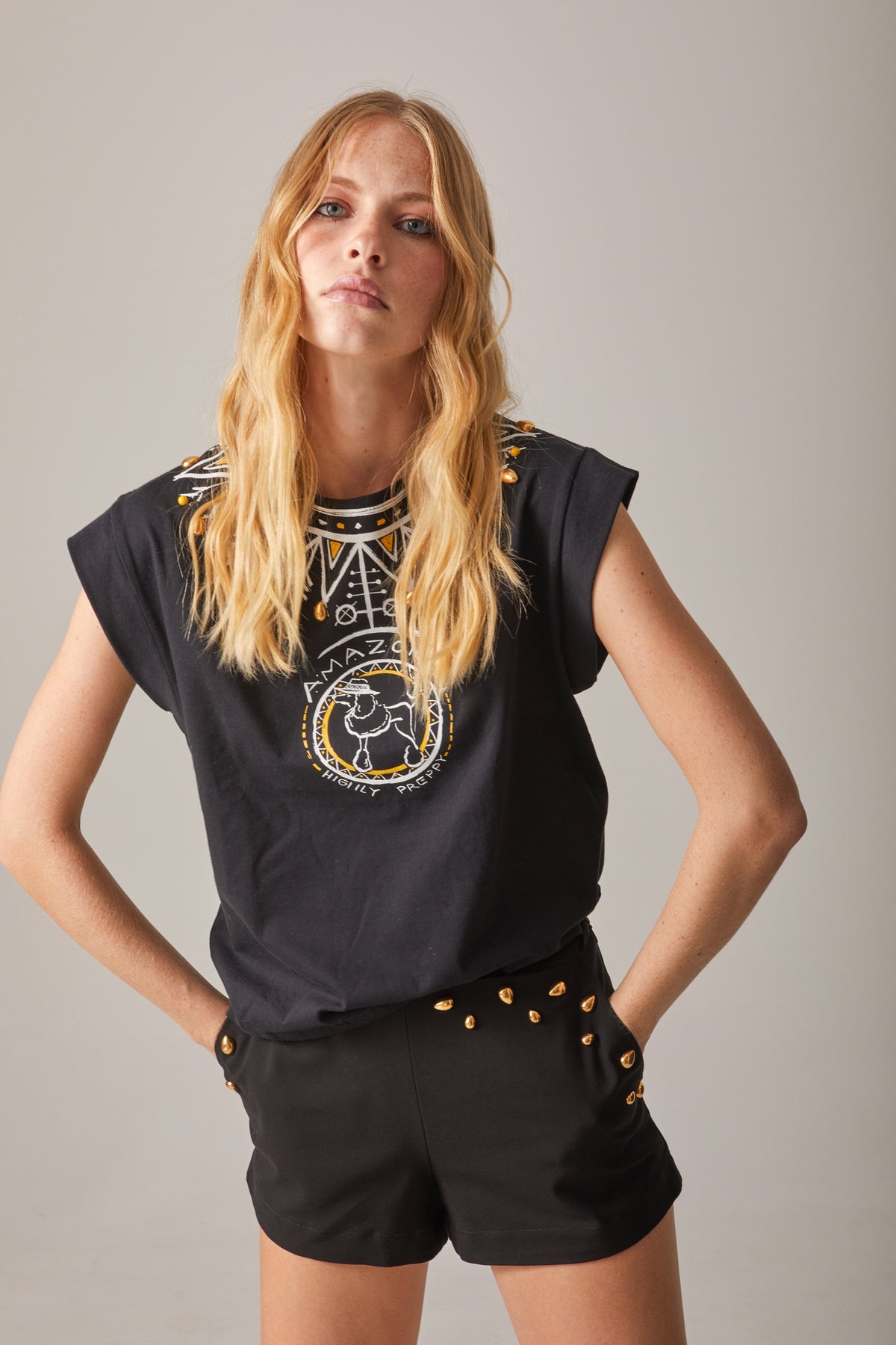 CAMISETA ESTAMPADO COLLAR CON TACHAS NEGRA