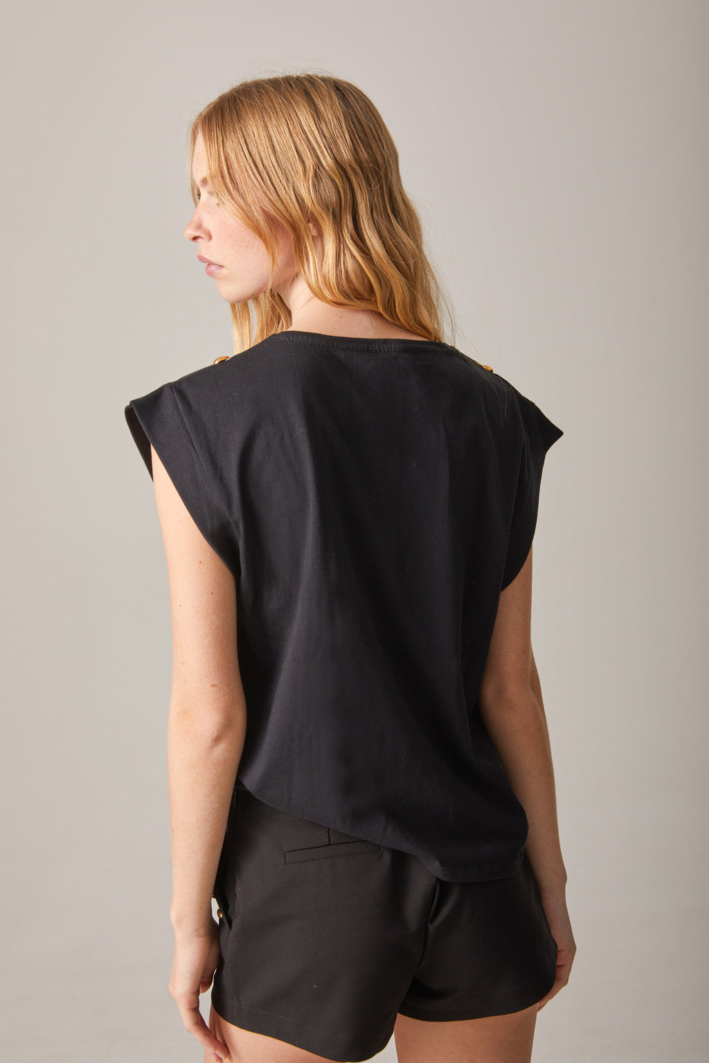 CAMISETA ESTAMPADO COLLAR CON TACHAS NEGRA