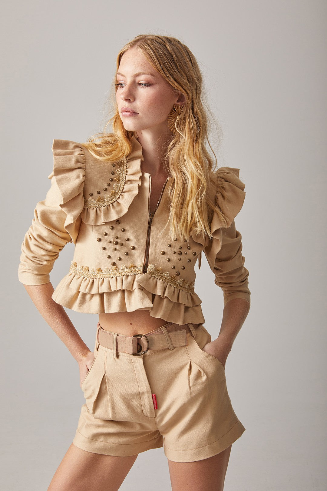 SHORT BEIGE CON CINTURON