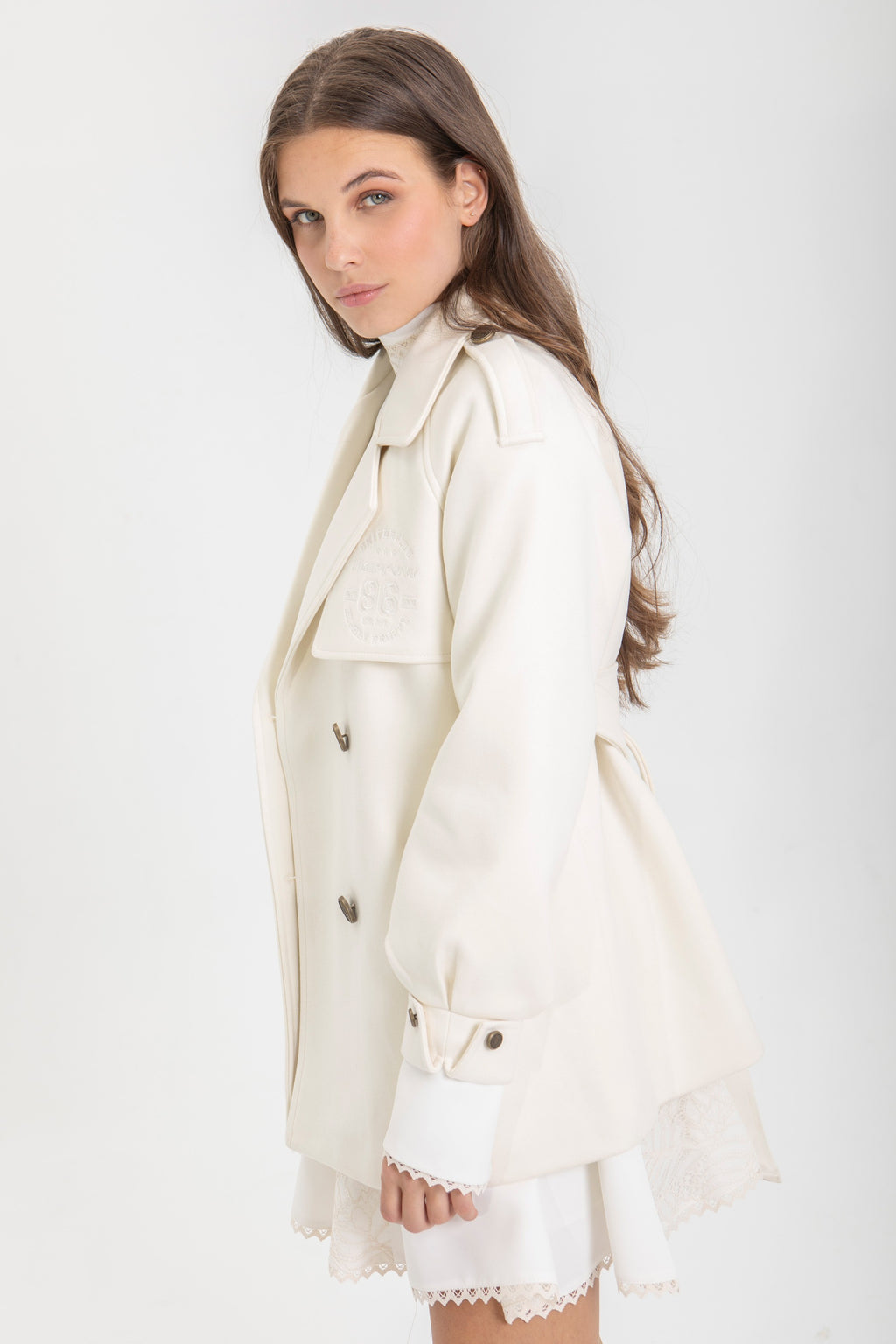 ABRIGO ESTILO GABARDINA CORTO BLANCO