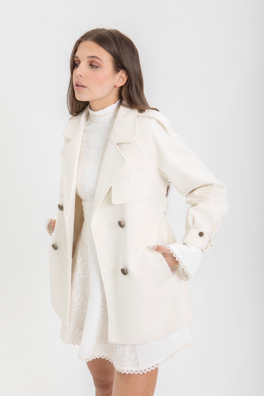ABRIGO ESTILO GABARDINA CORTO BLANCO