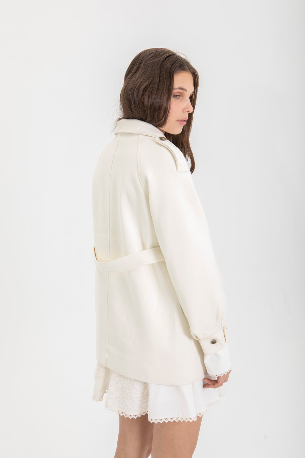 ABRIGO ESTILO GABARDINA CORTO BLANCO