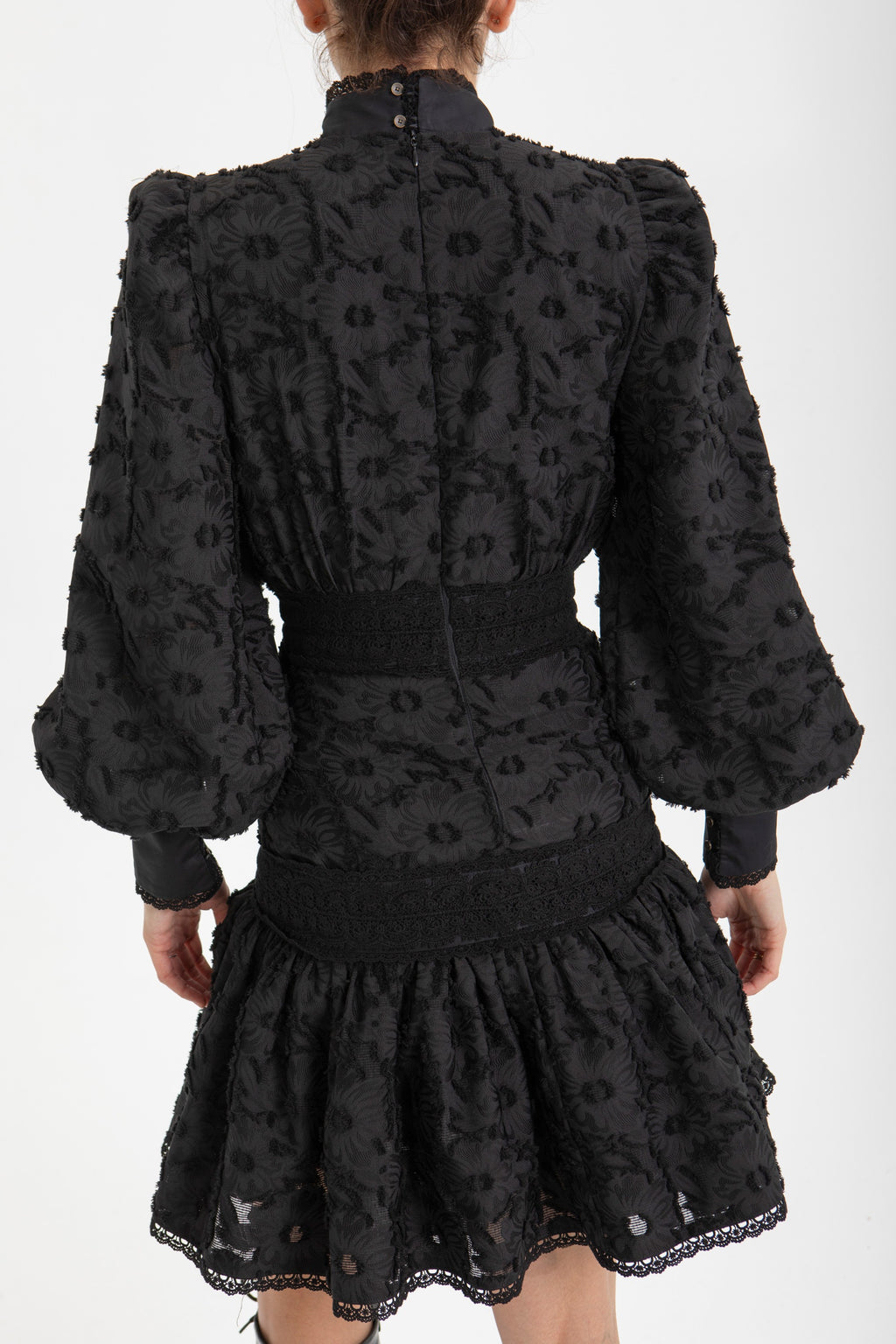 VESTIDO NEGRO FLORES Y JARETAS