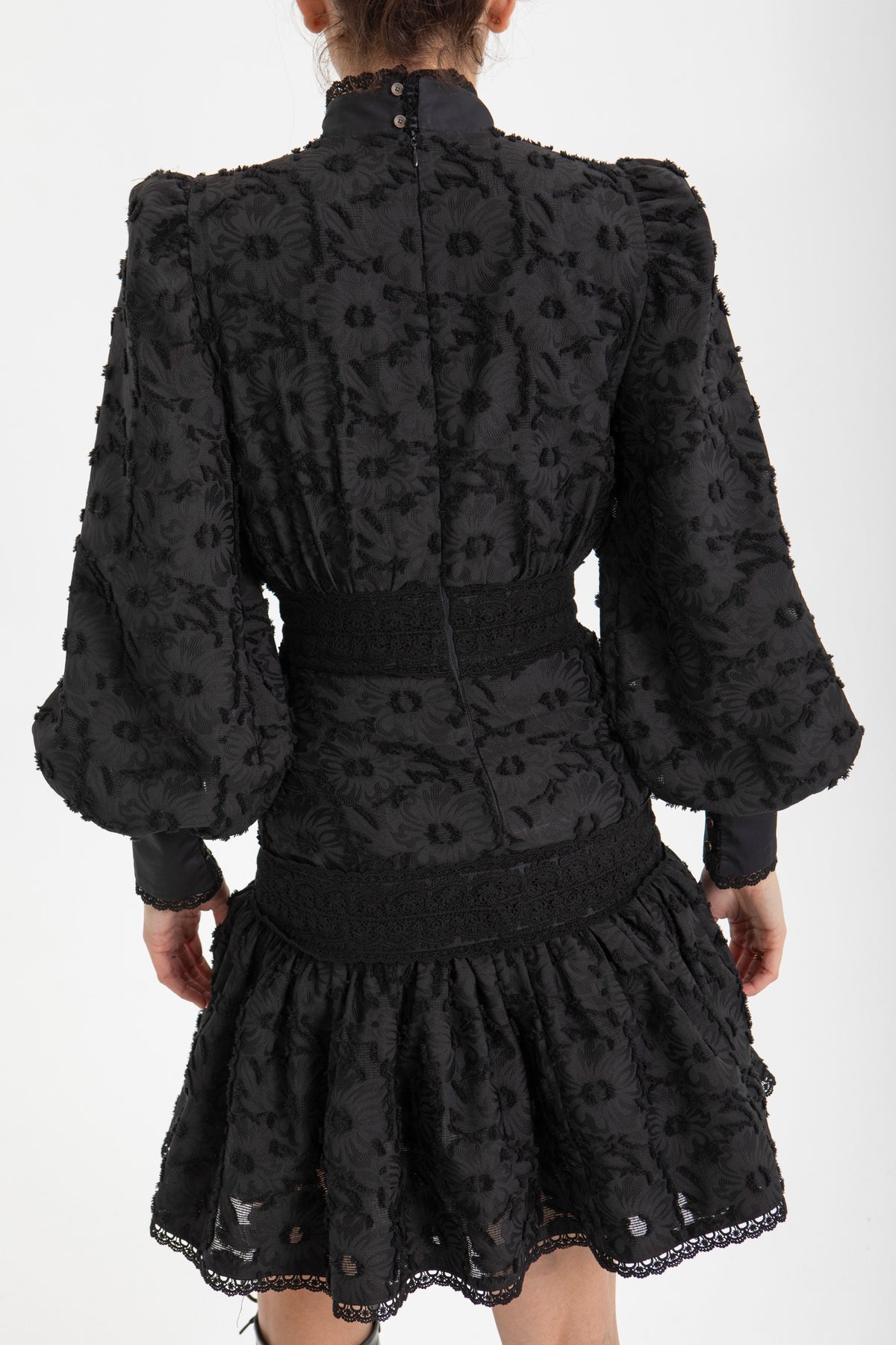 VESTIDO NEGRO FLORES Y JARETAS