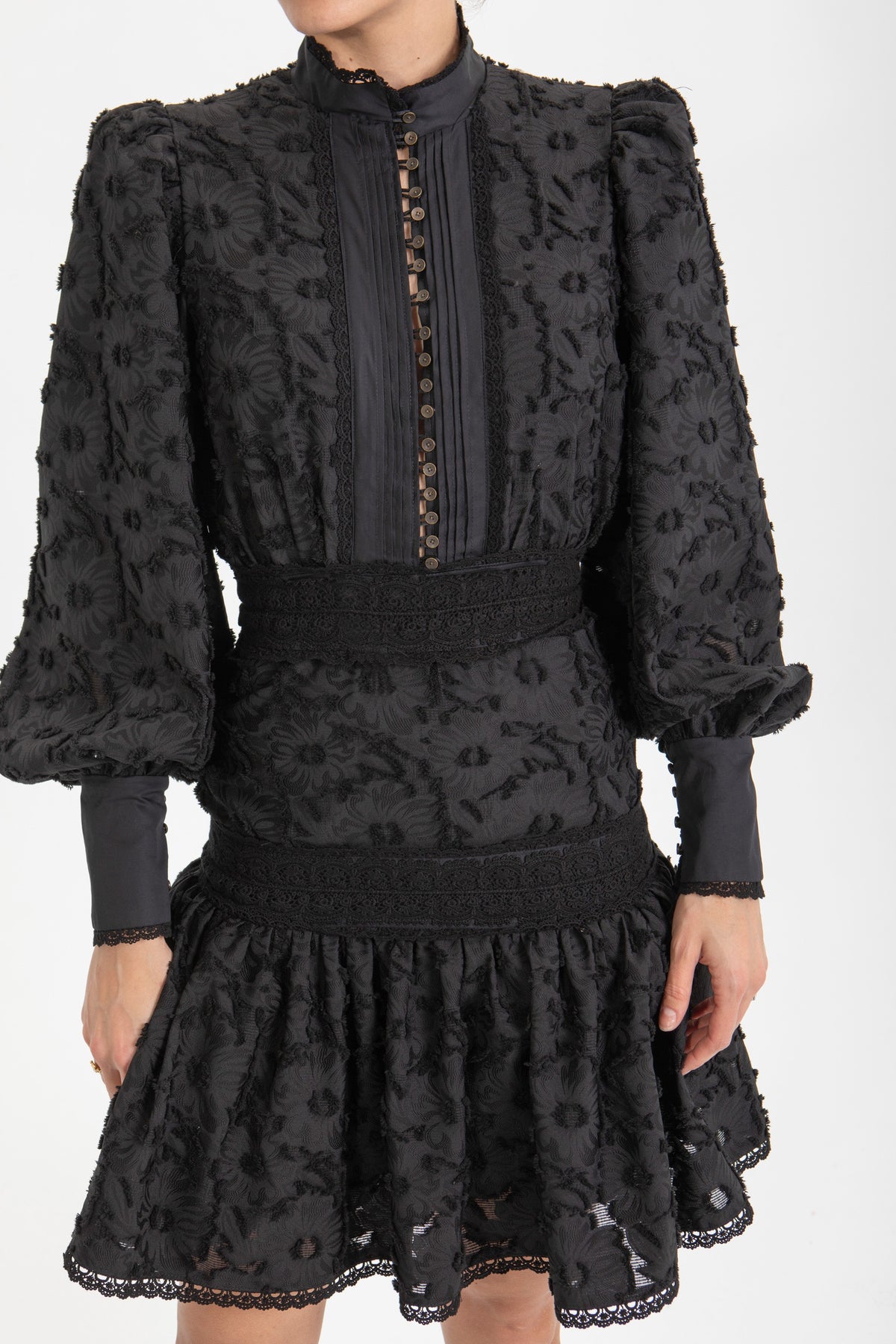 VESTIDO NEGRO FLORES Y JARETAS