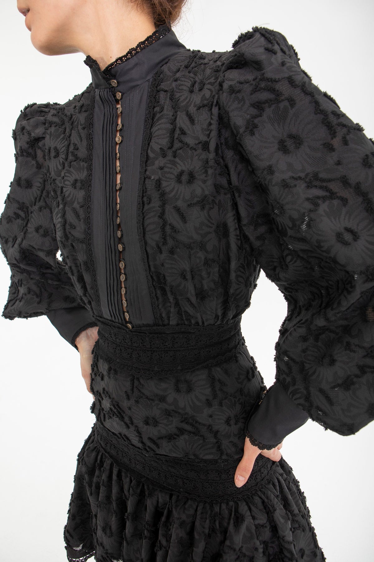 VESTIDO NEGRO FLORES Y JARETAS