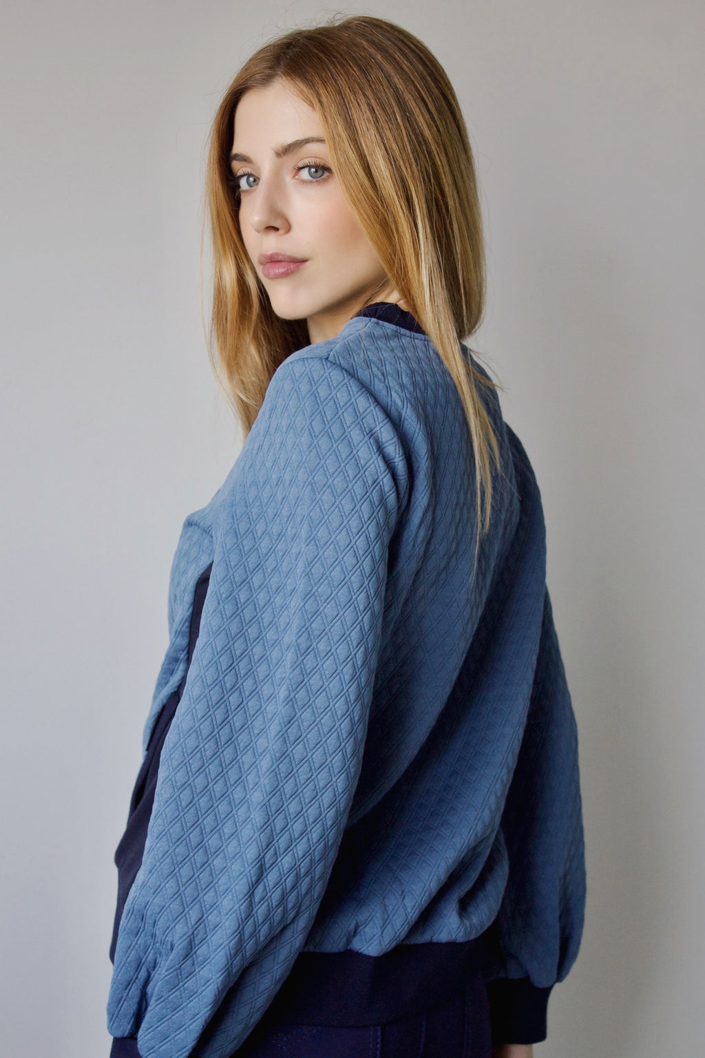 SUDADERA ACOLCHADA ESCUDO AZUL