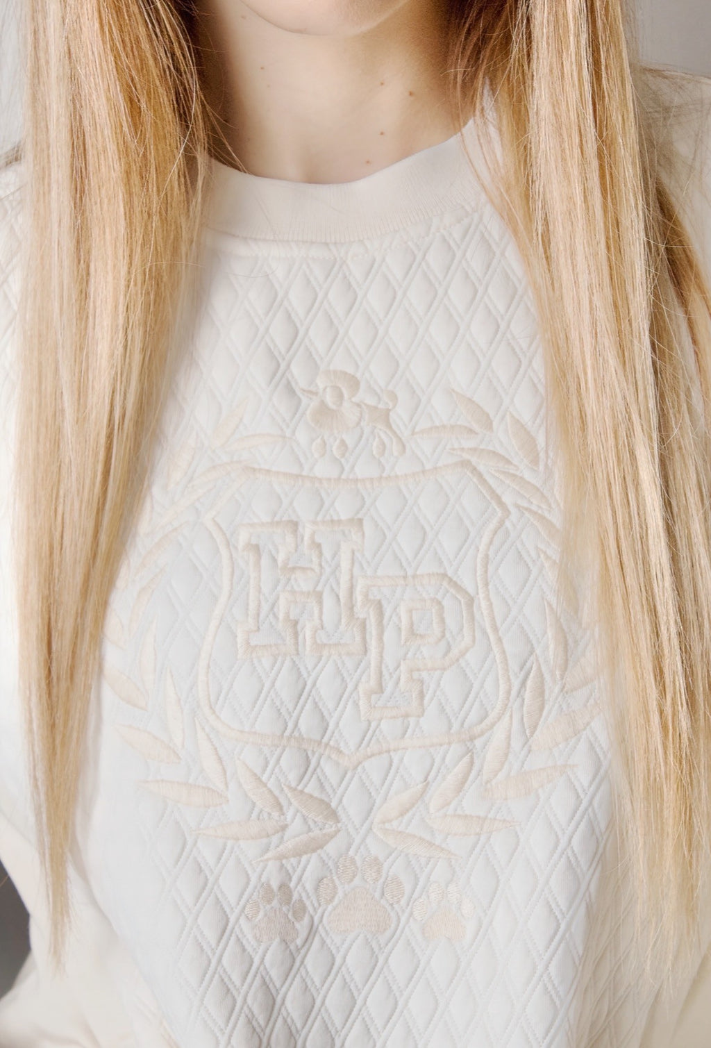SUDADERA ACOLCHADA ESCUDO CRUDO