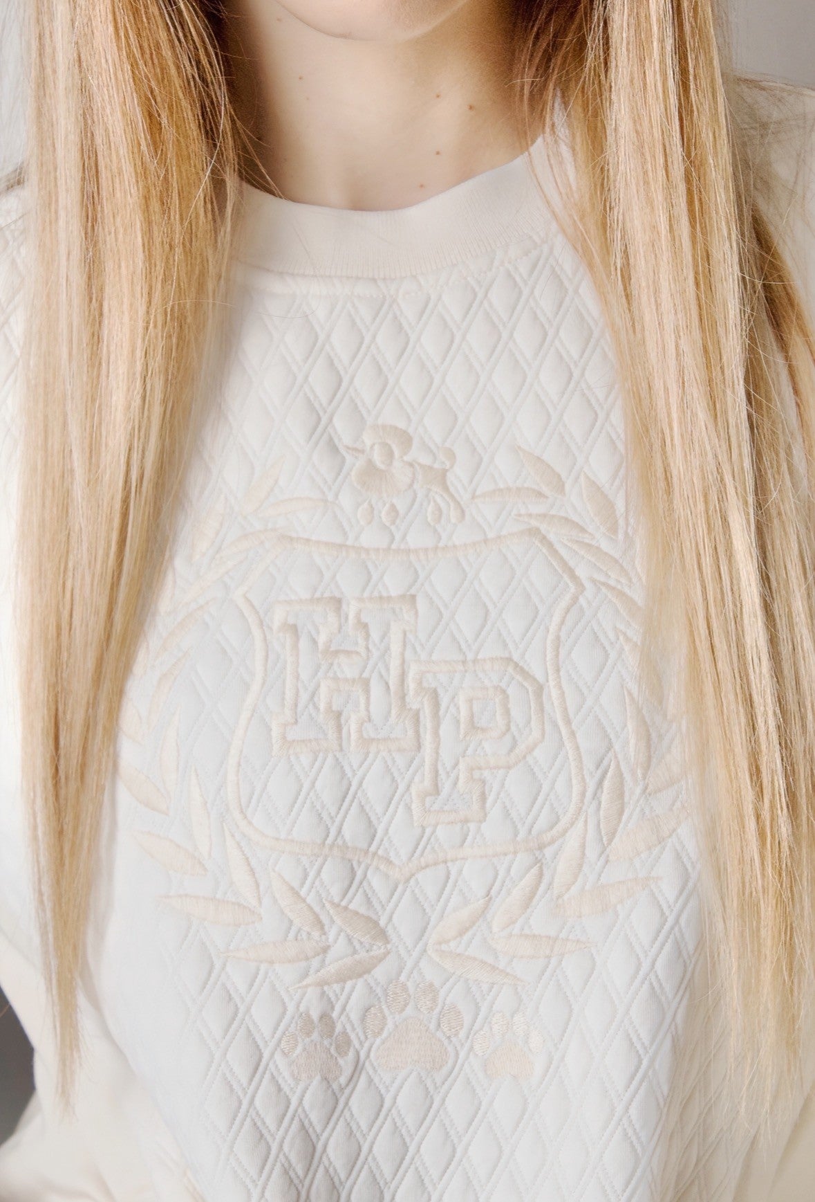 SUDADERA ACOLCHADA ESCUDO CRUDO