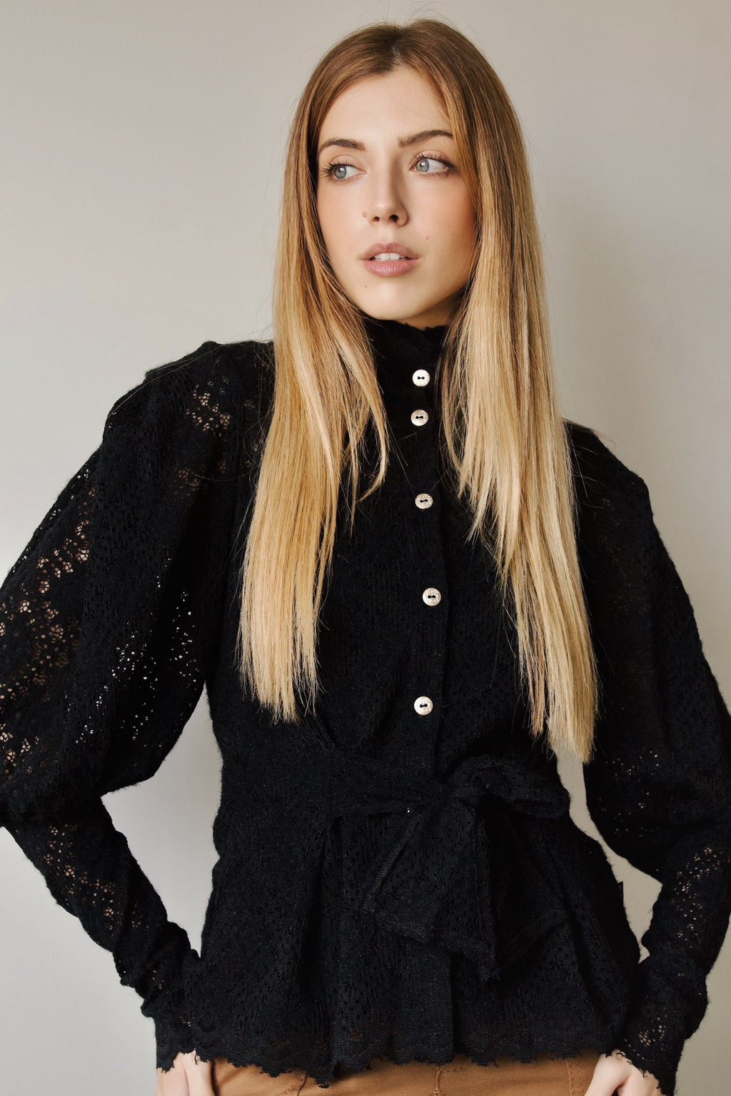 BLUSA ENCAJE LAZADA NEGRO