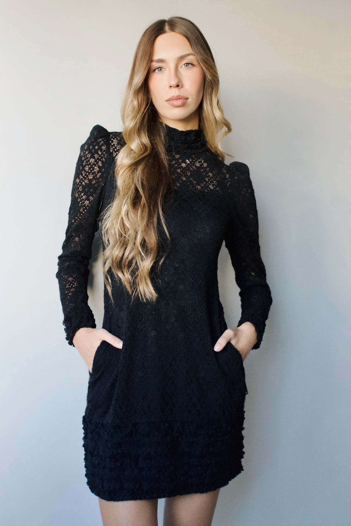 VESTIDO ENCAJE MINIVOLANTES NEGRO