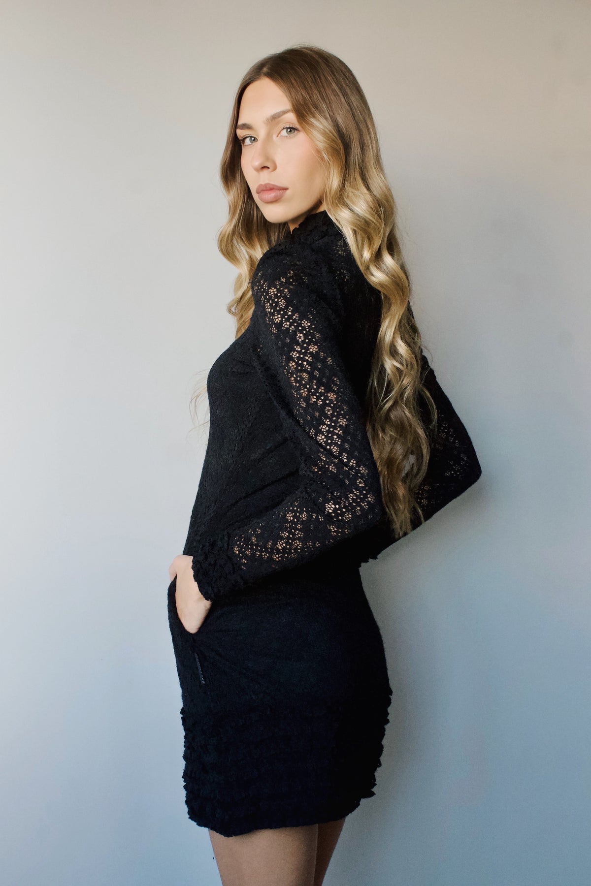 VESTIDO ENCAJE MINIVOLANTES NEGRO