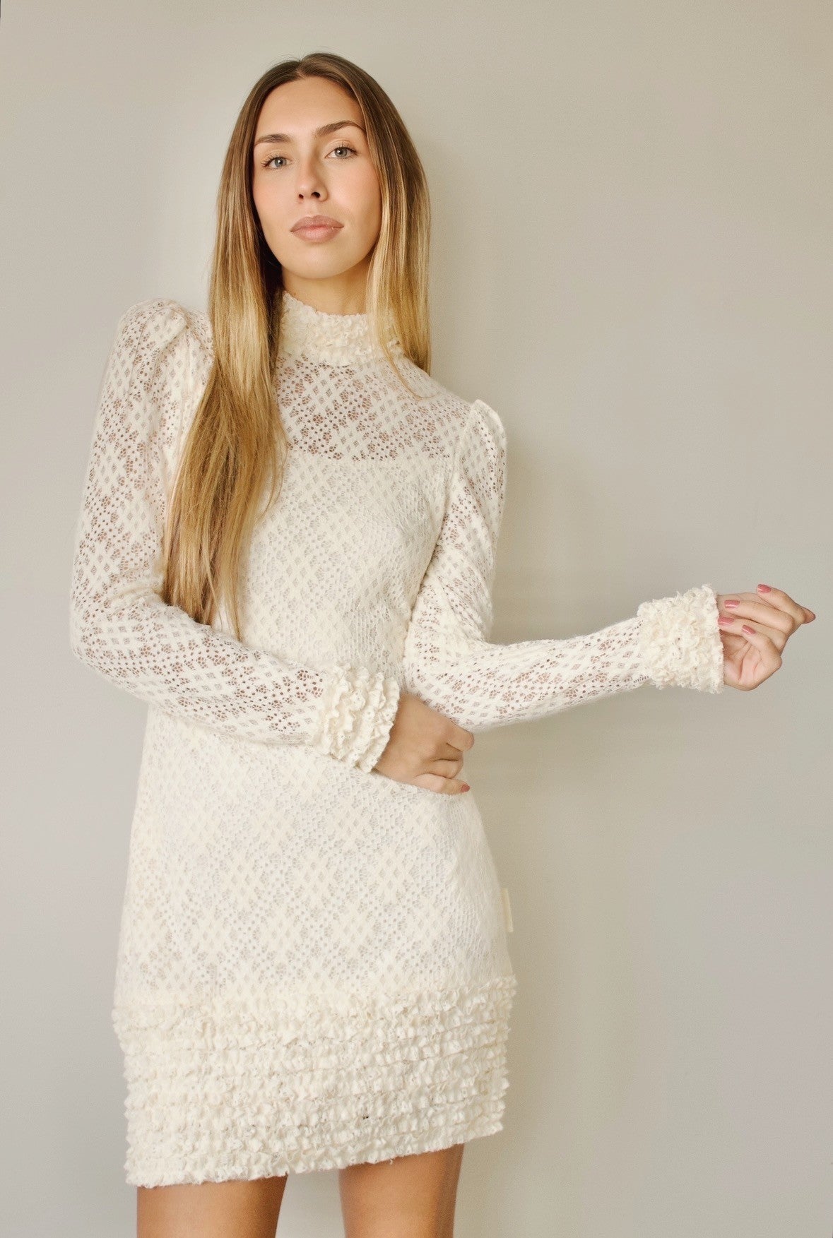 VESTIDO ENCAJE MINIVOLANTES CRUDO