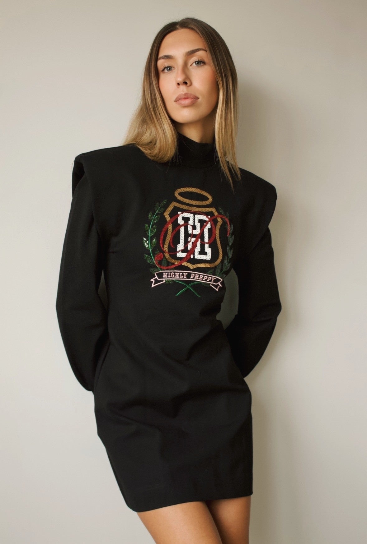 VESTIDO HOMBRERAS ESCUDO NEGRO