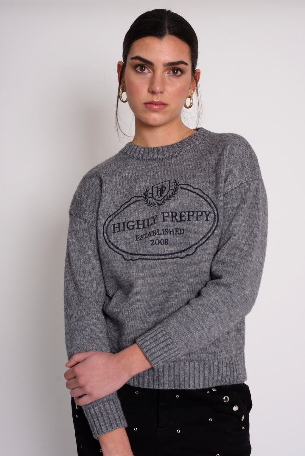 JERSEY GRIS BORDADO HIGHLY PREPPY